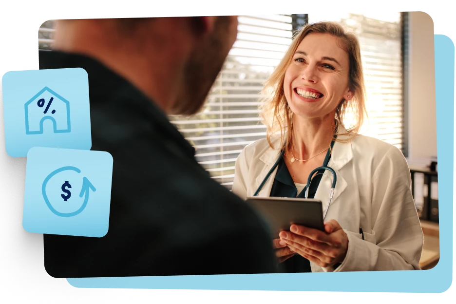 Asesora de crédito con bata profesional dialoga con un cliente.