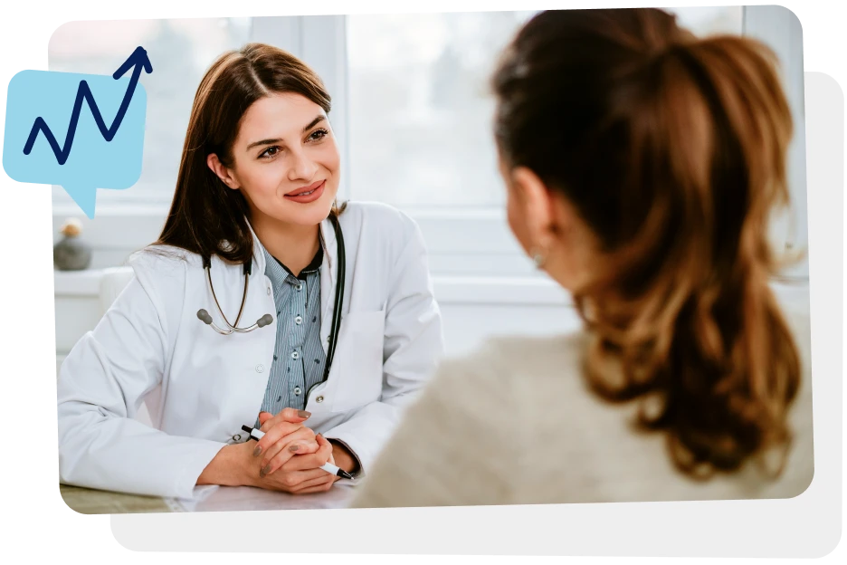 Asesora de crédito con bata profesional atiende a una clienta.