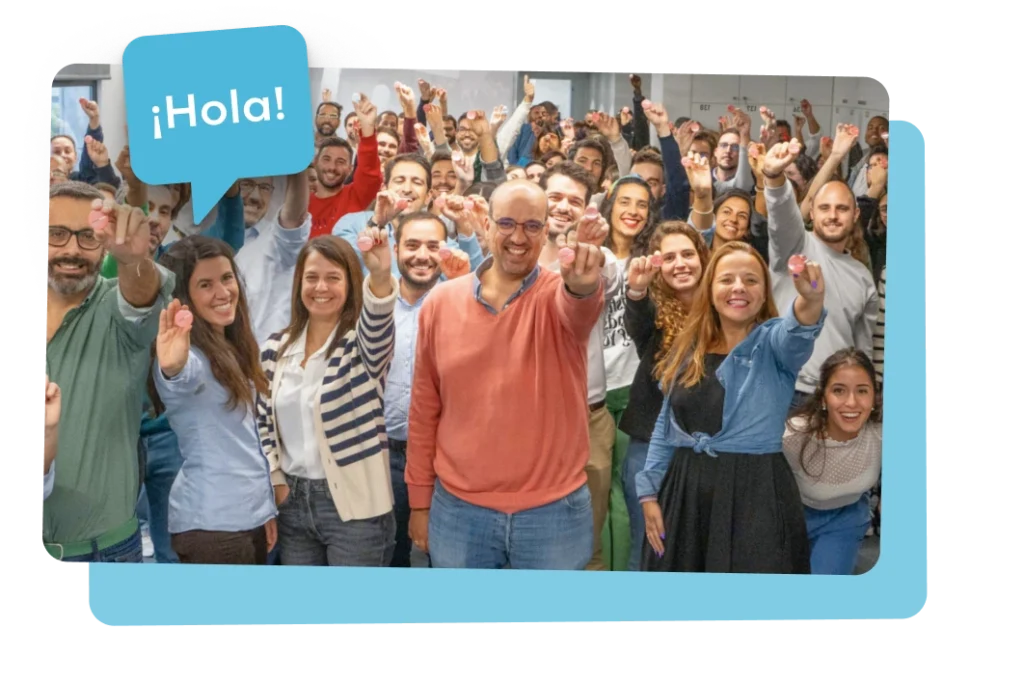 Equipo profesional de Dr. Finanzas posando en la oficina.