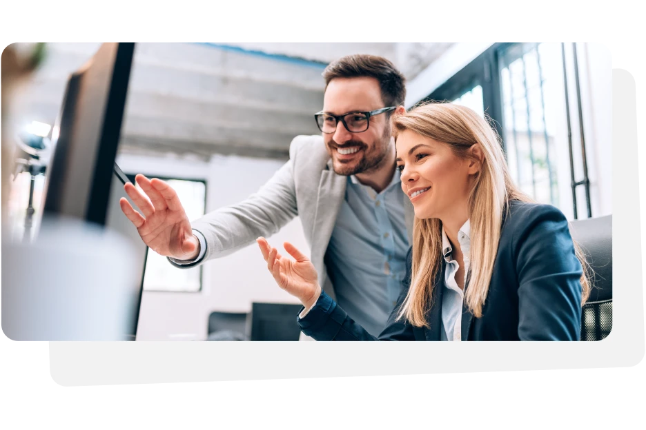 Pareja consulta información financiera en un ordenador.”