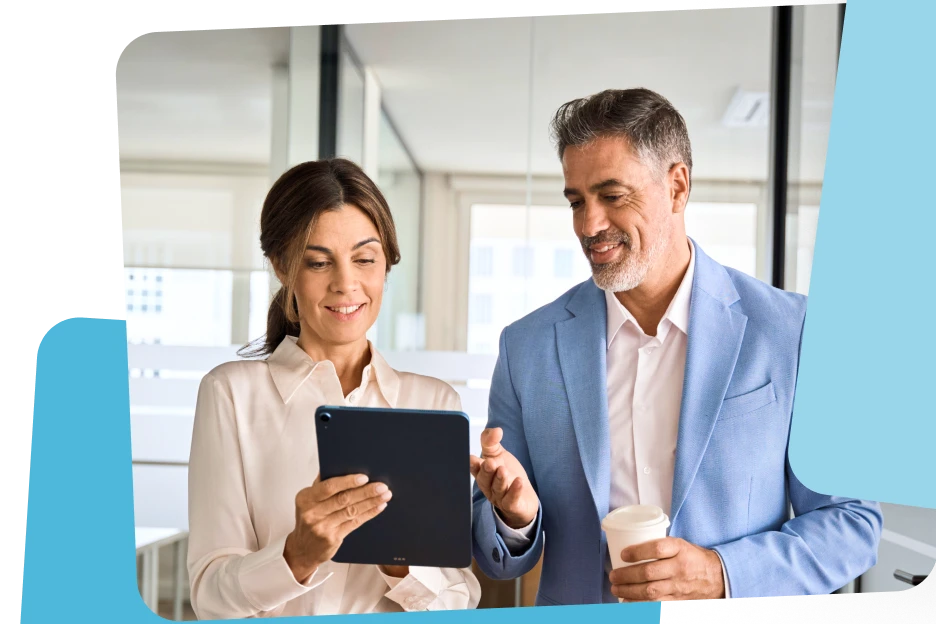 Pareja revisa en una tableta cómo funciona el proceso de crédito.