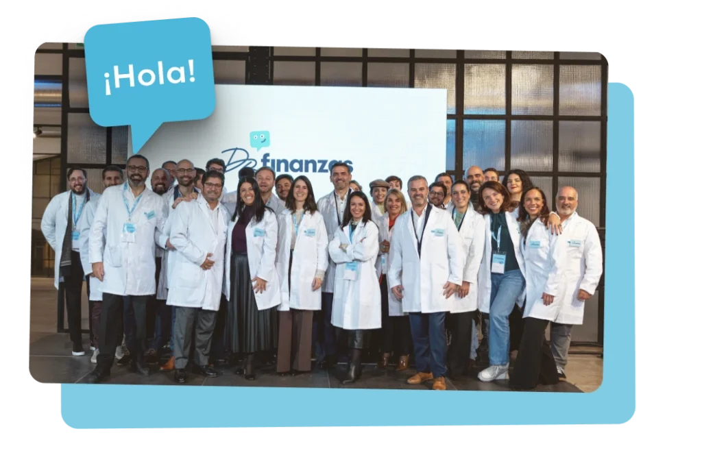 Equipo profesional de Dr. Finanzas posando en un evento.